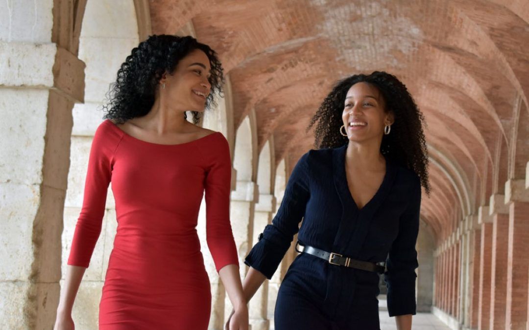 Dos mujeres mulatas españolas emprenden con una tienda de pelucas y extensiones de pelo natural